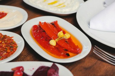 Geleneksel Türk ve Yunan yemek meze masası