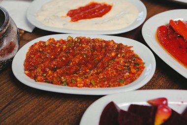 Geleneksel Türk ve Yunan yemek meze masası