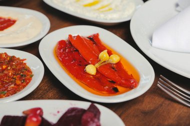 Geleneksel Türk ve Yunan yemek meze masası