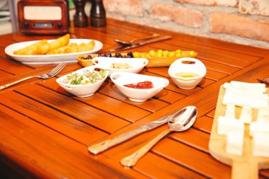 Geleneksel Türk ve Yunan yemek meze masası