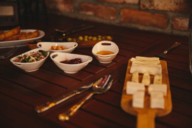 Geleneksel Türk ve Yunan yemek meze masası