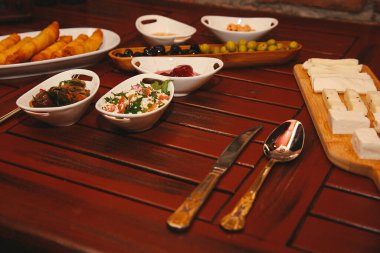 Geleneksel Türk ve Yunan yemek meze masası