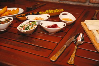 Geleneksel Türk ve Yunan yemek meze masası