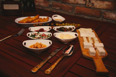 Geleneksel Türk ve Yunan yemek meze masası