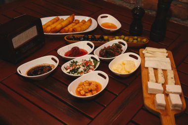 Geleneksel Türk ve Yunan yemek meze masası