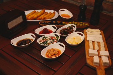 Geleneksel Türk ve Yunan yemek meze masası