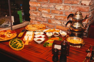 Geleneksel Türk ve Yunan yemek meze masası