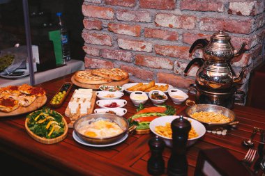 Geleneksel Türk ve Yunan yemek meze masası