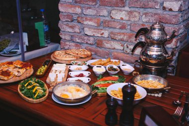 Geleneksel Türk ve Yunan yemek meze masası