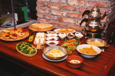 Geleneksel Türk ve Yunan yemek meze masası