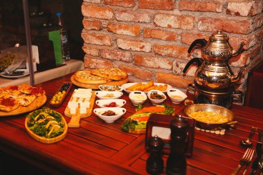 Geleneksel Türk ve Yunan yemek meze masası