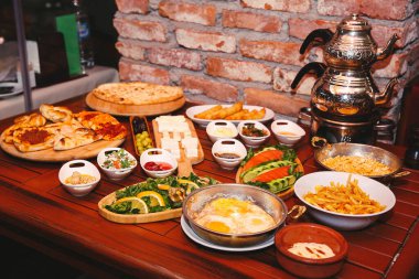 Geleneksel Türk ve Yunan yemek meze masası