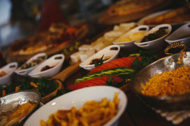 Geleneksel Türk ve Yunan yemek meze masası