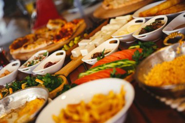 Geleneksel Türk ve Yunan yemek meze masası