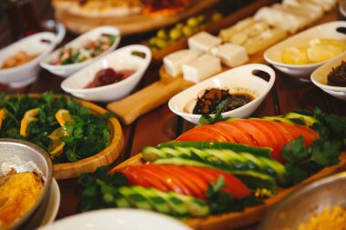 Geleneksel Türk ve Yunan yemek meze masası