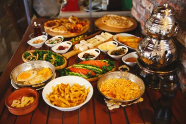 Geleneksel Türk ve Yunan yemek meze masası