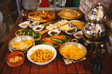 Geleneksel Türk ve Yunan yemek meze masası