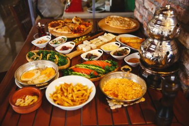 Geleneksel Türk ve Yunan yemek meze masası