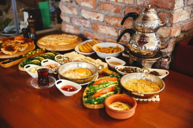 Geleneksel Türk ve Yunan yemek meze masası