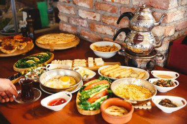 Geleneksel Türk ve Yunan yemek meze masası