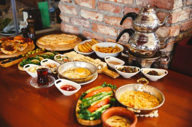 Geleneksel Türk ve Yunan yemek meze masası