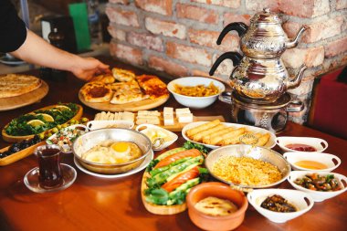 Geleneksel Türk ve Yunan yemek meze masası