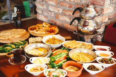 Geleneksel Türk ve Yunan yemek meze masası