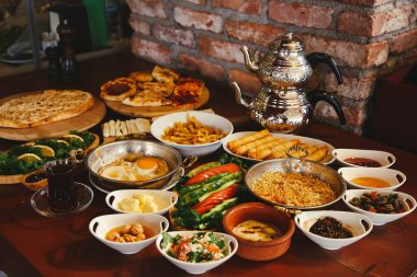 Geleneksel Türk ve Yunan yemek meze masası