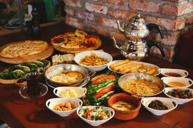Geleneksel Türk ve Yunan yemek meze masası