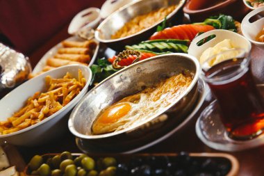 Geleneksel Türk ve Yunan yemek meze masası