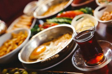 Geleneksel Türk ve Yunan yemek meze masası