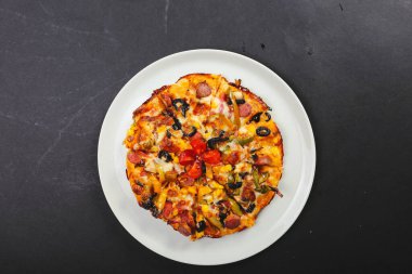 Lezzetli karışık İtalyan pizzası.