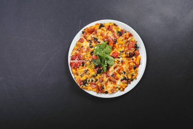 Lezzetli karışık İtalyan pizzası.