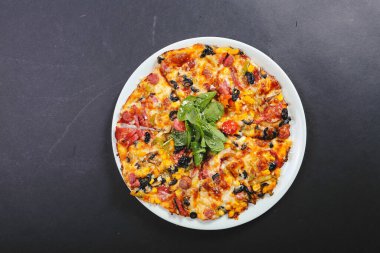 Lezzetli karışık İtalyan pizzası.