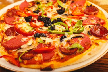 Lezzetli karışık İtalyan pizzası.