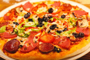 Lezzetli karışık İtalyan pizzası.