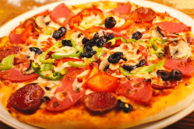 Lezzetli karışık İtalyan pizzası.