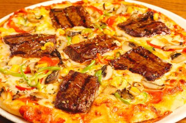 Lezzetli karışık İtalyan pizzası.