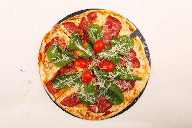 Lezzetli karışık İtalyan pizzası.