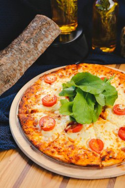 Lezzetli karışık İtalyan pizzası.