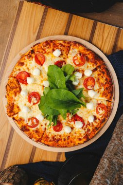 Lezzetli karışık İtalyan pizzası.