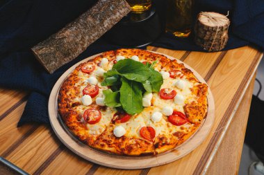 Lezzetli karışık İtalyan pizzası.