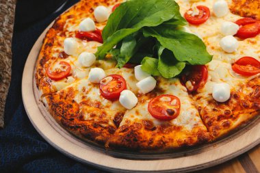 Lezzetli karışık İtalyan pizzası.