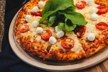 Lezzetli karışık İtalyan pizzası.