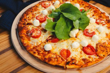 Lezzetli karışık İtalyan pizzası.