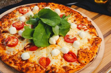 Lezzetli karışık İtalyan pizzası.