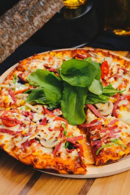 Lezzetli karışık İtalyan pizzası.