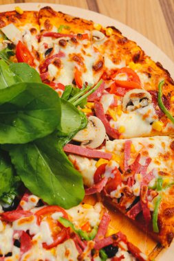 Lezzetli karışık İtalyan pizzası.