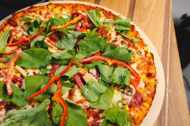 Lezzetli karışık İtalyan pizzası.