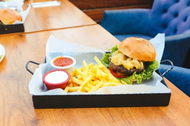 Taze sebzeli ev yapımı hamburger.